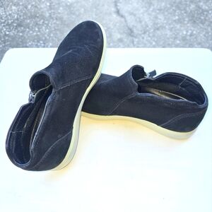 Ecco Women's Sz. 6 W Black Leather Soft  Side Zip Bootie Sneaker